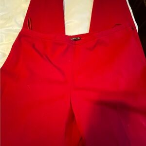 Ankle length side zipper red slacks. Size 6
Perfect for 🇺🇸
